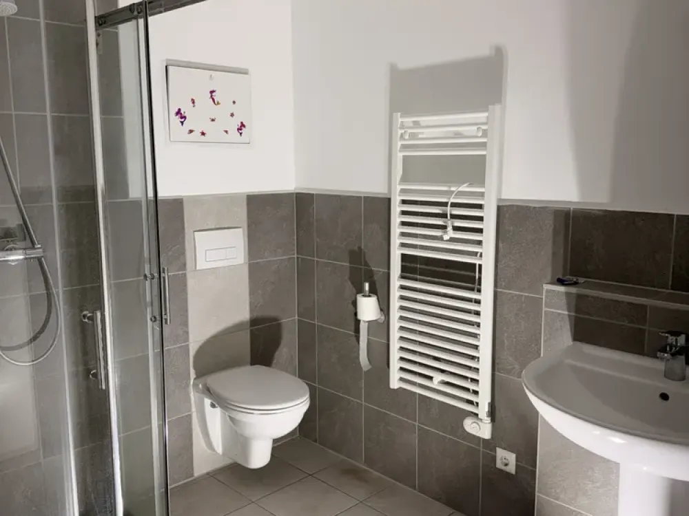Moderne 2-Zimmer-Wohnung mit großem Balkon, Einbauküche & Fußbodenheizung, sofort bezugsfrei