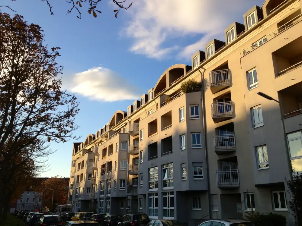 Möblierte 2 Zimmerwohnung Einbauküche mit Balkon Aufzug und PKW Stellplatz