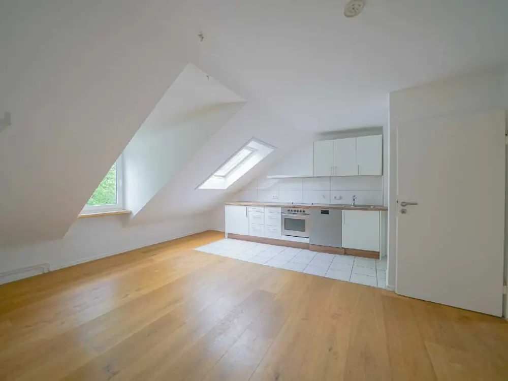 Ratingen-Süd: Gemütliche 3-Zimmer-Dachgeschosswohnung mit EBK und Gartenmitbenutzung im