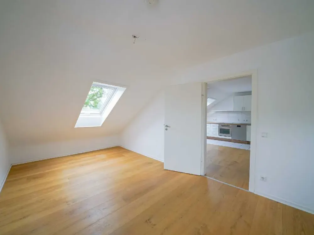 Ratingen-Süd: Gemütliche 3-Zimmer-Dachgeschosswohnung mit EBK und Gartenmitbenutzung im