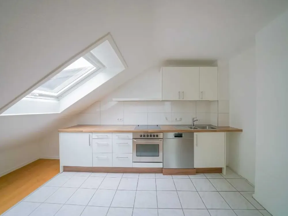 Ratingen-Süd: Gemütliche 3-Zimmer-Dachgeschosswohnung mit EBK und Gartenmitbenutzung im
