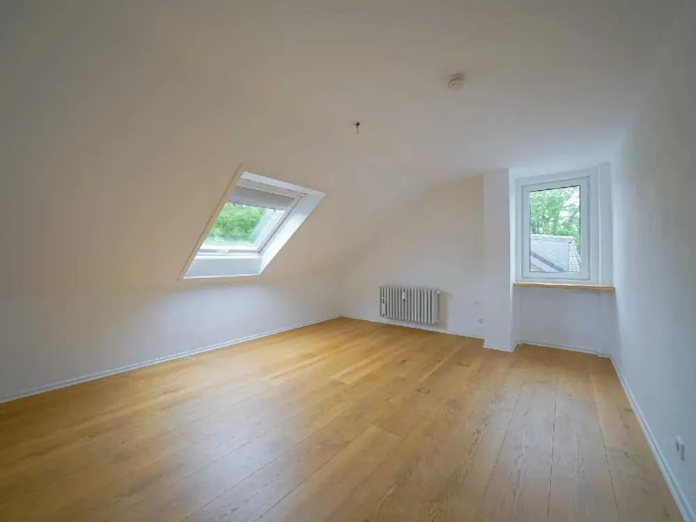 Ratingen-Süd: Gemütliche 3-Zimmer-Dachgeschosswohnung mit EBK und Gartenmitbenutzung im