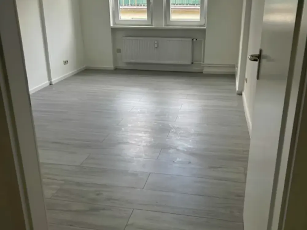 Zentrale 3-Zimmer-Altbauwohnung, frisch renoviert und sofort bezugsbereit