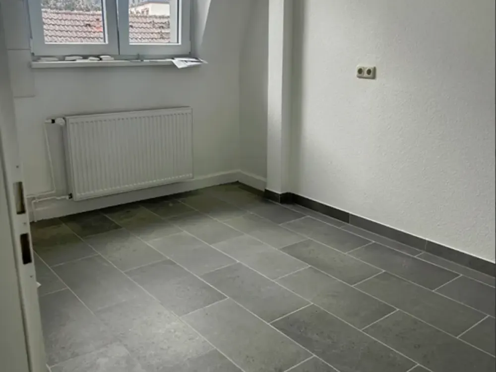 Zentrale 3-Zimmer-Altbauwohnung, frisch renoviert und sofort bezugsbereit