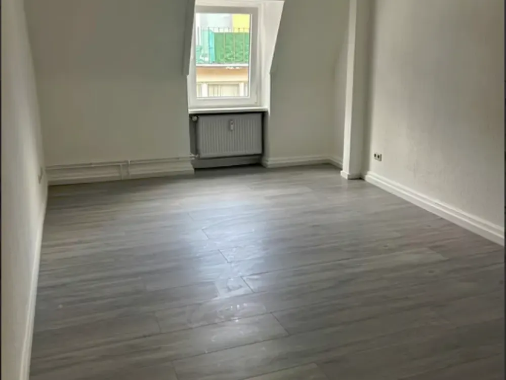 Zentrale 3-Zimmer-Altbauwohnung, frisch renoviert und sofort bezugsbereit