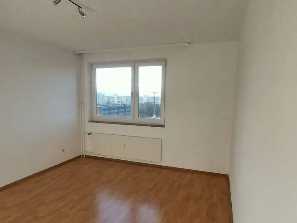 Helle 3-Zimmer-Wohnung im 7. OG mit Balkon in Laatzen