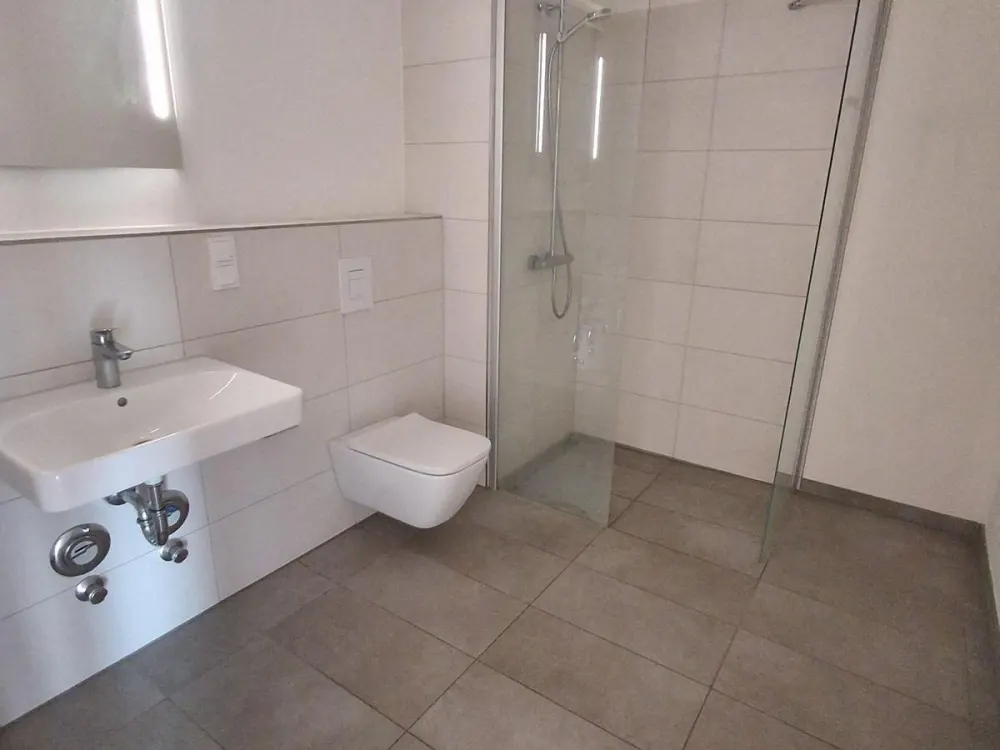 Traumhafte und lichtdurchflutete 2-Zimmer-Wohnung mit Dachterrasse