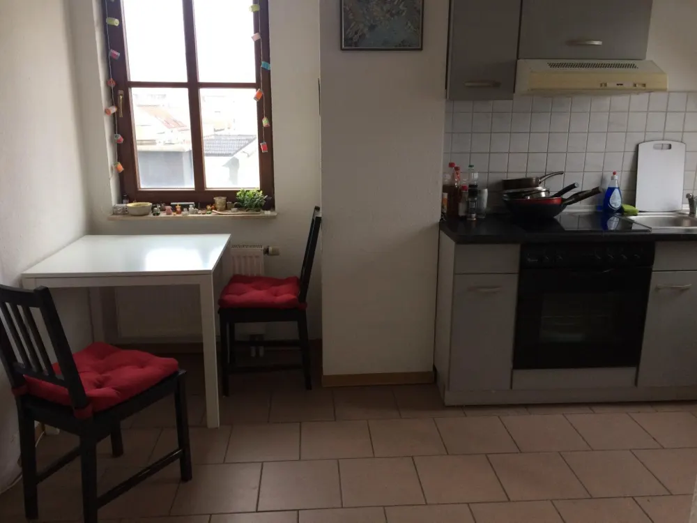Befristet: Helle möblierte 2-Zimmer-Wohnung im Zentrum