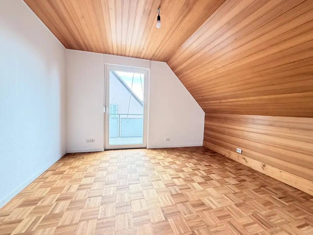 Charmante 3,5 Zimmer DG Wohnung mit ausgebauter Bühne in Bad Cannstatt