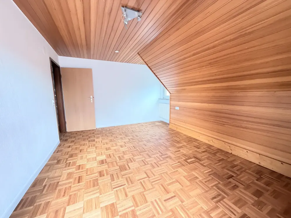 Charmante 3,5 Zimmer DG Wohnung mit ausgebauter Bühne in Bad Cannstatt
