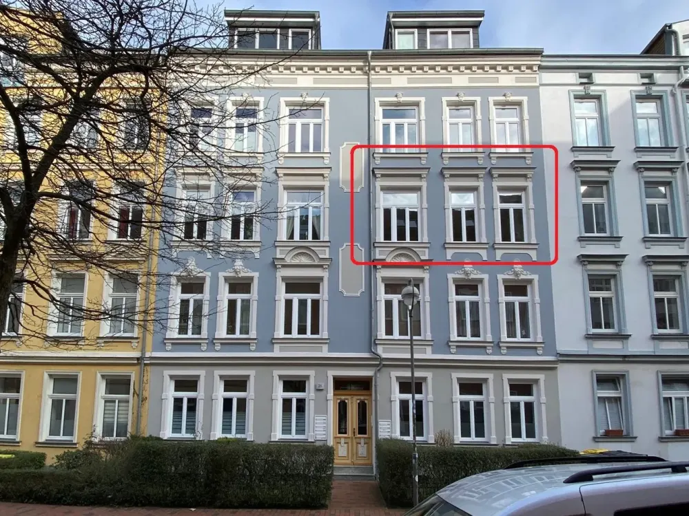 2-Room Apartment, City Center Location by the Park, Renovated Old Building with Balcony and Fitted Kitchen