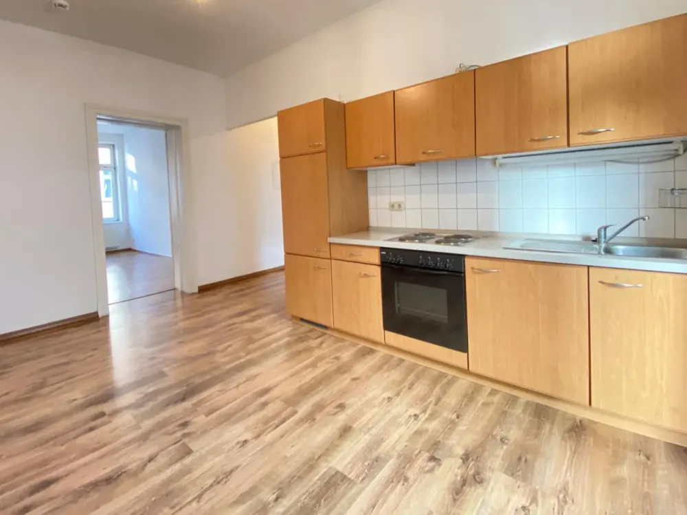 2-Room Apartment, City Center Location by the Park, Renovated Old Building with Balcony and Fitted Kitchen
