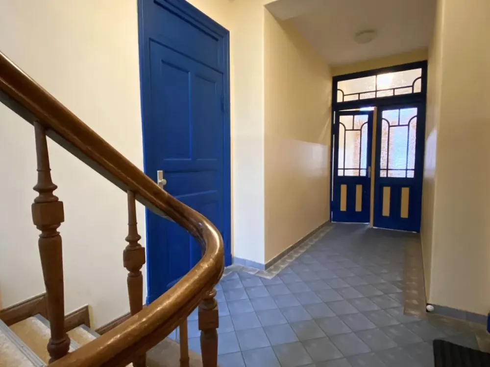 2-Room Apartment, City Center Location by the Park, Renovated Old Building with Balcony and Fitted Kitchen