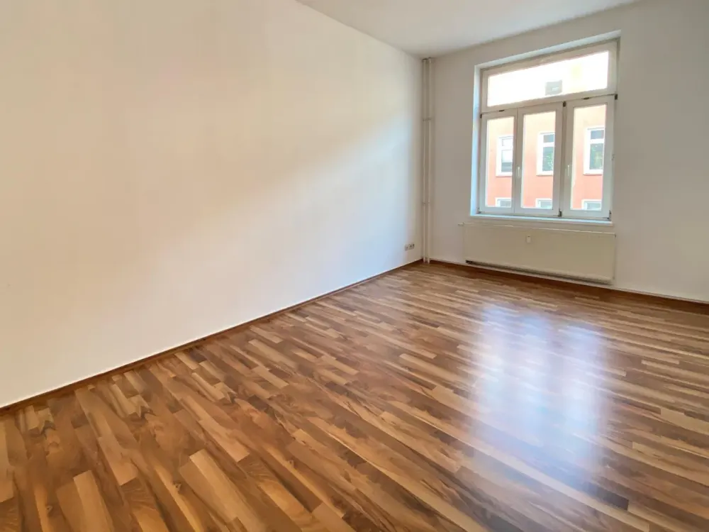 2-Room Apartment, City Center Location by the Park, Renovated Old Building with Balcony and Fitted Kitchen