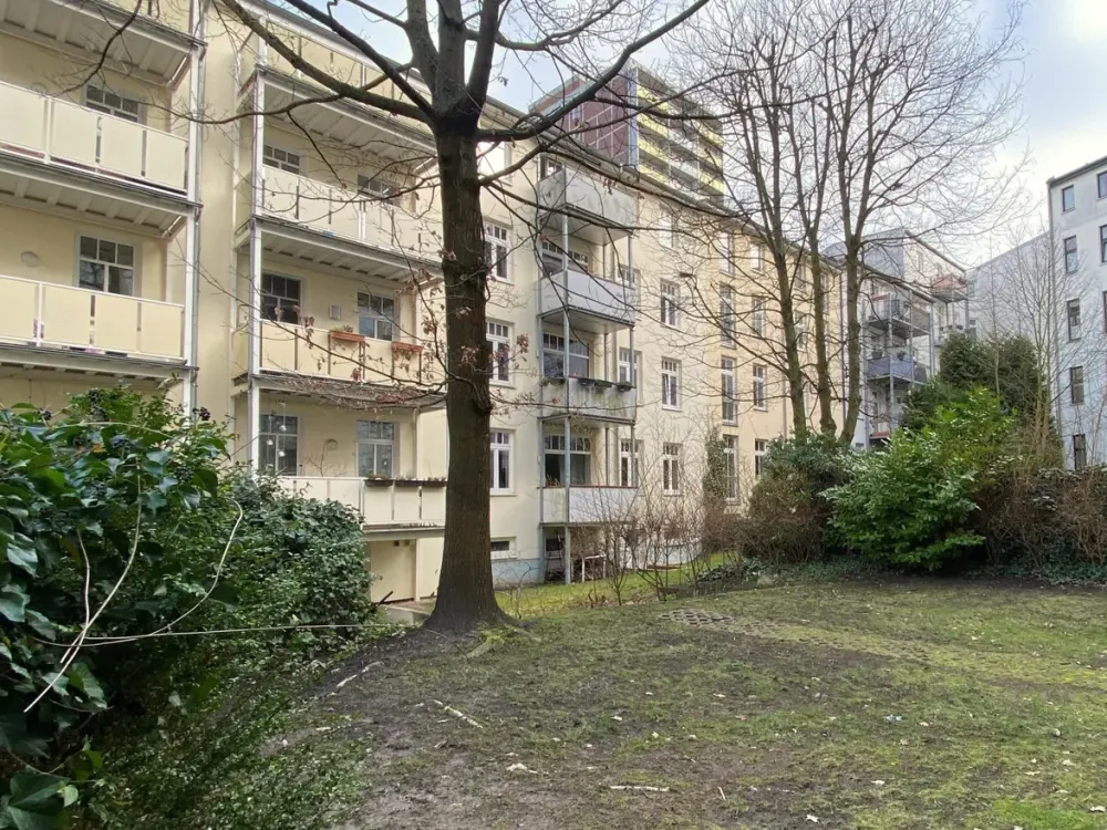 2-Room Apartment, City Center Location by the Park, Renovated Old Building with Balcony and Fitted Kitchen