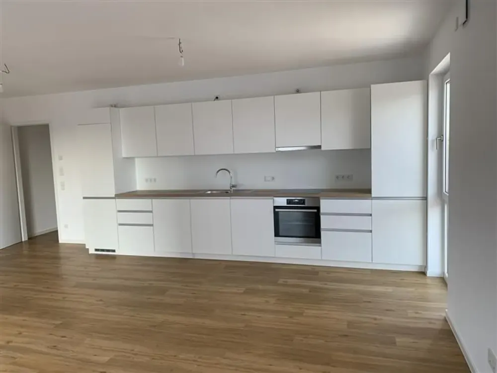 Beautiful 4-Room Apartment incl. Built-in Kitchen, Balcony and 2 Bathrooms