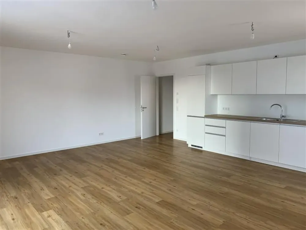 Beautiful 4-Room Apartment incl. Built-in Kitchen, Balcony and 2 Bathrooms
