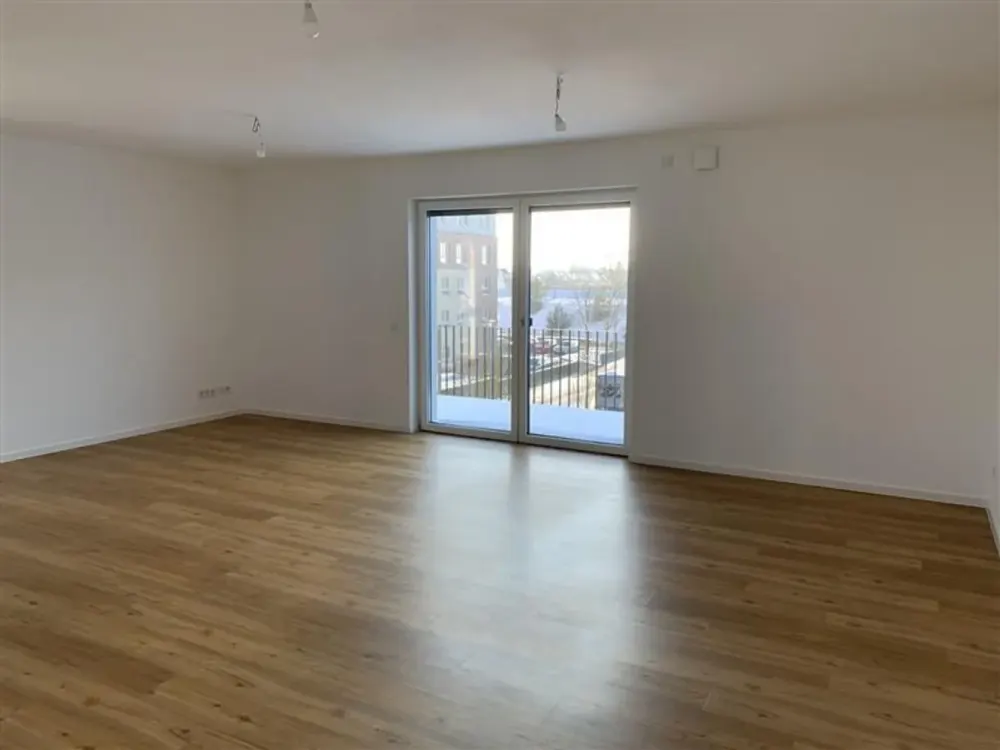 Beautiful 4-Room Apartment incl. Built-in Kitchen, Balcony and 2 Bathrooms