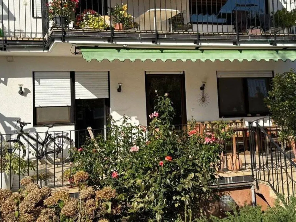 3.5-Room Apartment in KA-Grötzingen with Large South Terrace & Garden View