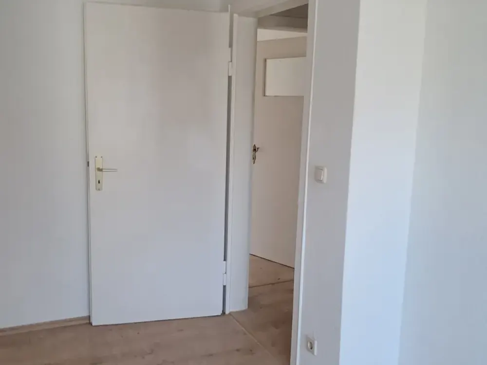 3-room apartment with small balcony overlooking the courtyard