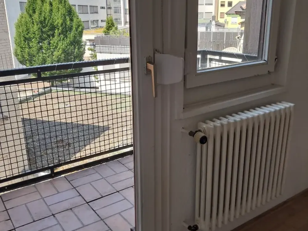 3-room apartment with small balcony overlooking the courtyard