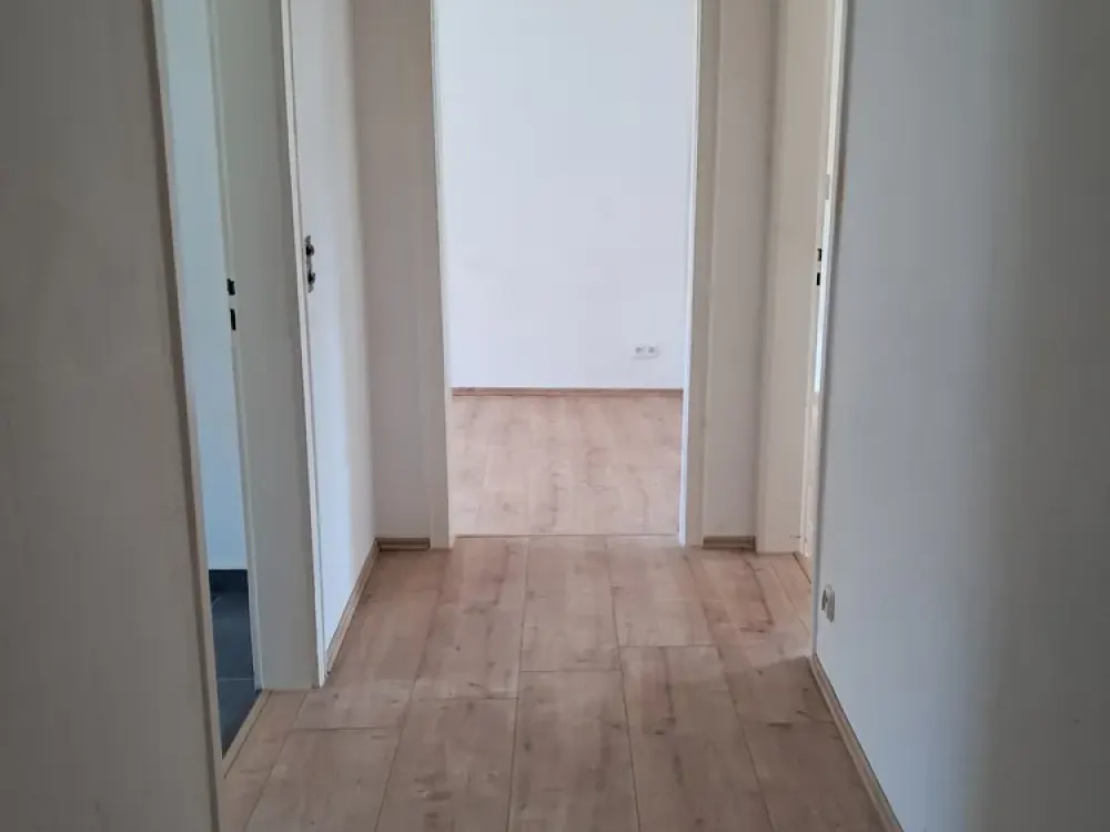 3-room apartment with small balcony overlooking the courtyard