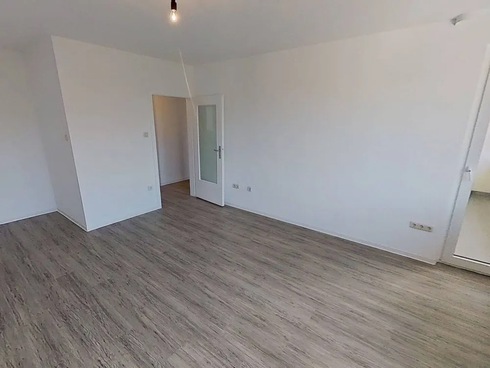 Thoughtful & Spacious: Bright 3-Room Apartment with Daylight Full Bathroom