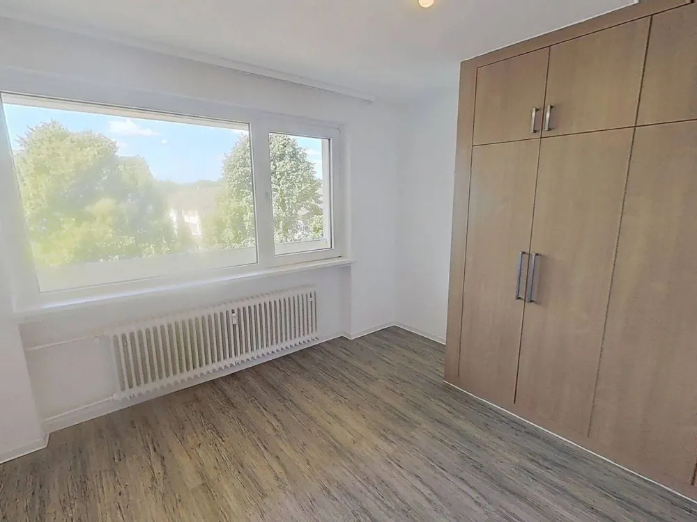 Thoughtful & Spacious: Bright 3-Room Apartment with Daylight Full Bathroom