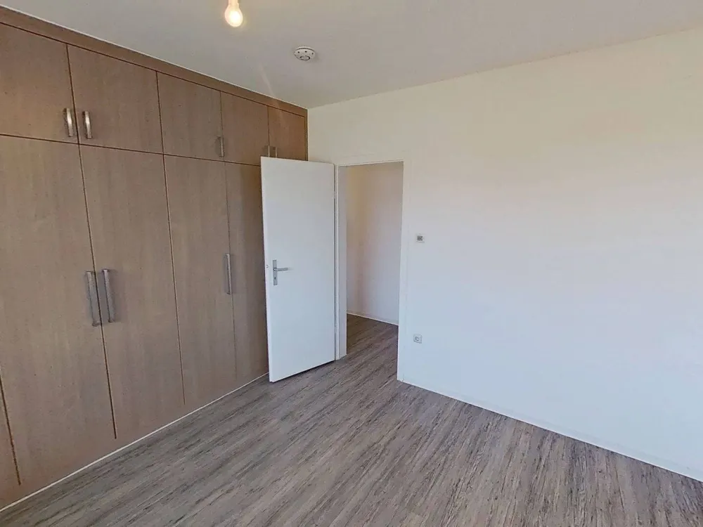 Thoughtful & Spacious: Bright 3-Room Apartment with Daylight Full Bathroom