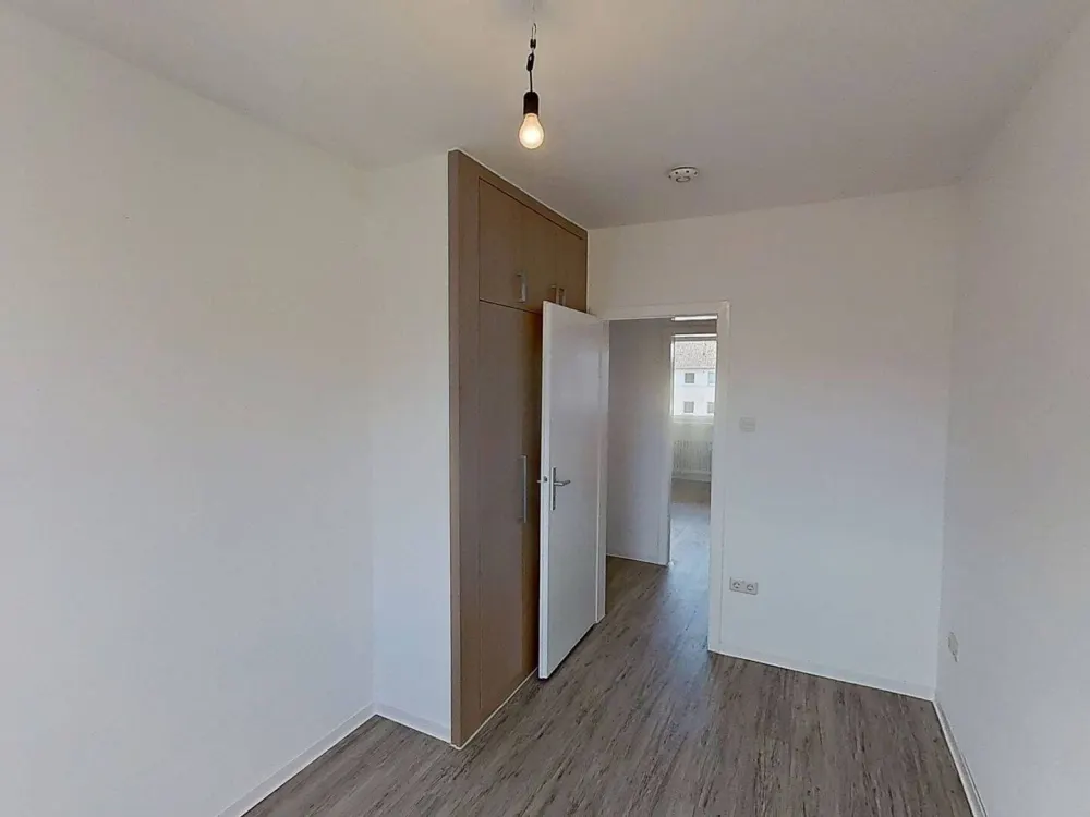Thoughtful & Spacious: Bright 3-Room Apartment with Daylight Full Bathroom