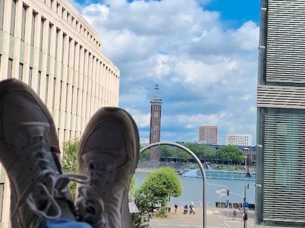 Designer-Appartment: großes WG-Zimmer mit Rheinblick-Balkon