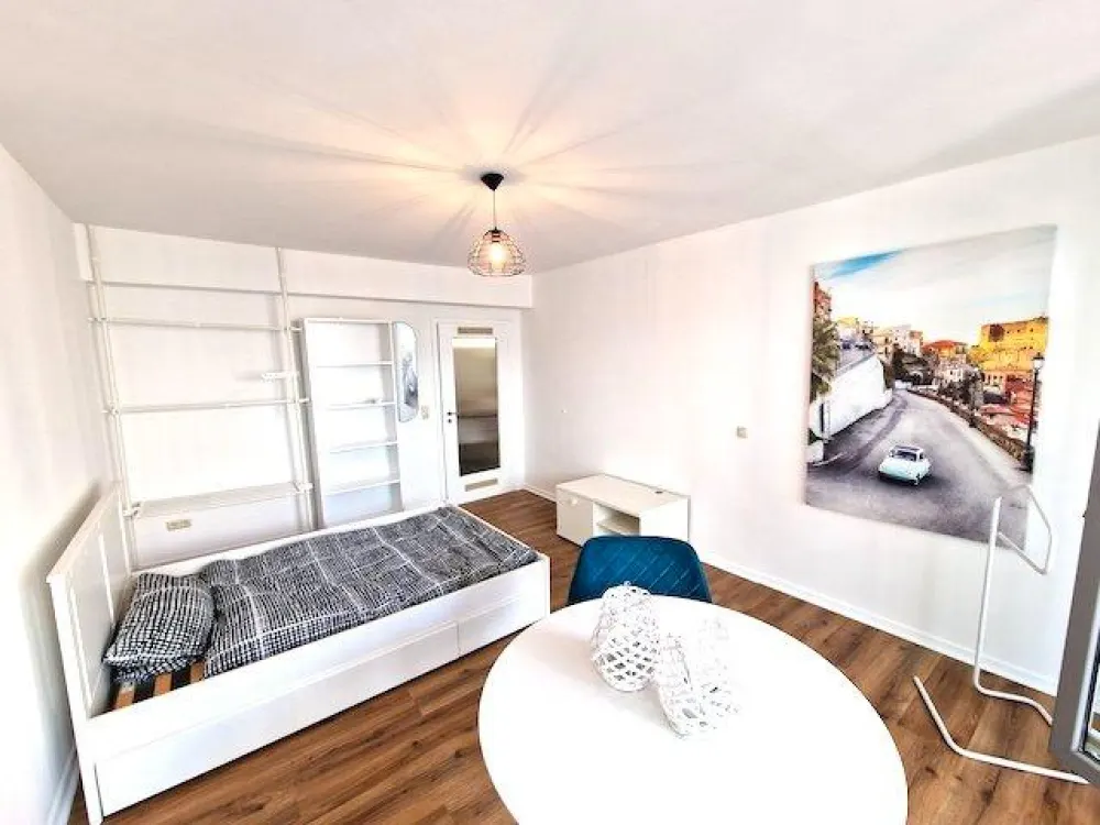 Designer-Appartment: großes WG-Zimmer mit Rheinblick-Balkon