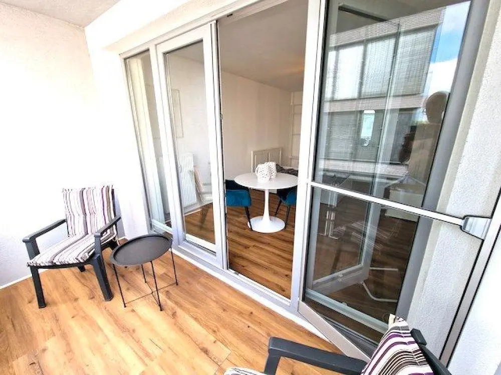 Designer-Appartment: großes WG-Zimmer mit Rheinblick-Balkon
