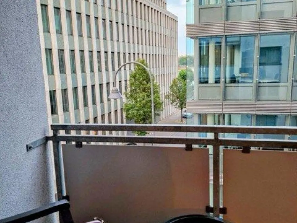 Designer-Appartment: großes WG-Zimmer mit Rheinblick-Balkon