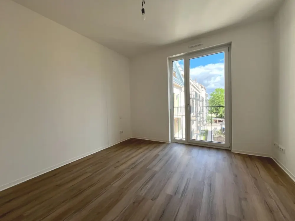 Living in the New Building: 2-Room Apartment with Balcony, Loggia and Fitted Kitchen in a Central Location