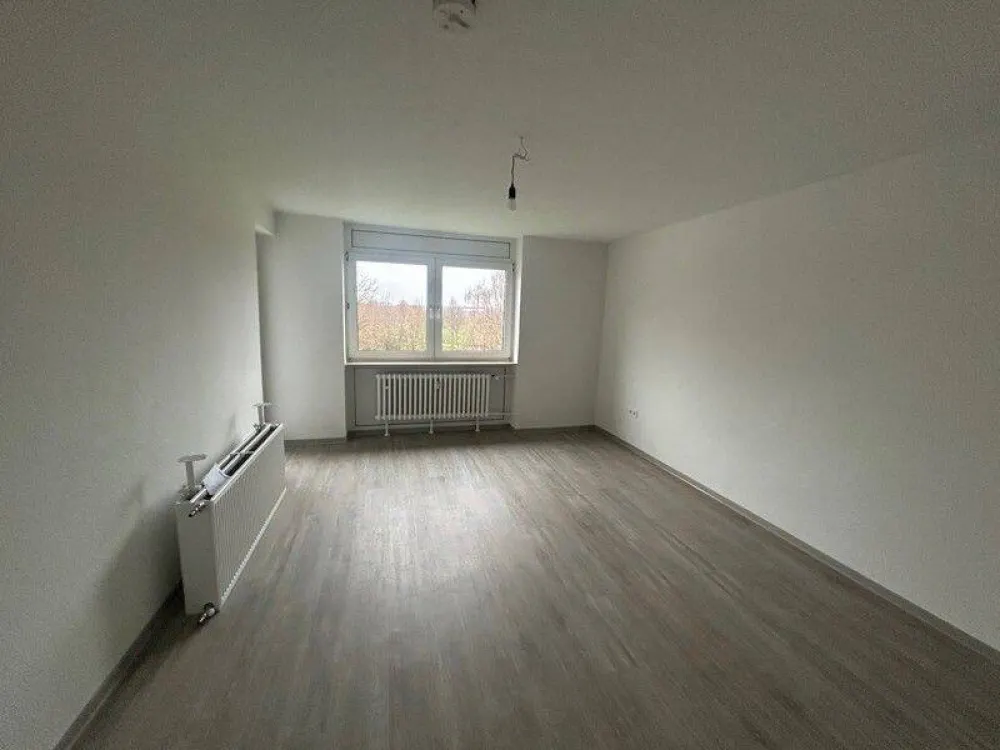 Ansprechende 3-Zimmer-Wohnung mit Wand und Bodenbelag