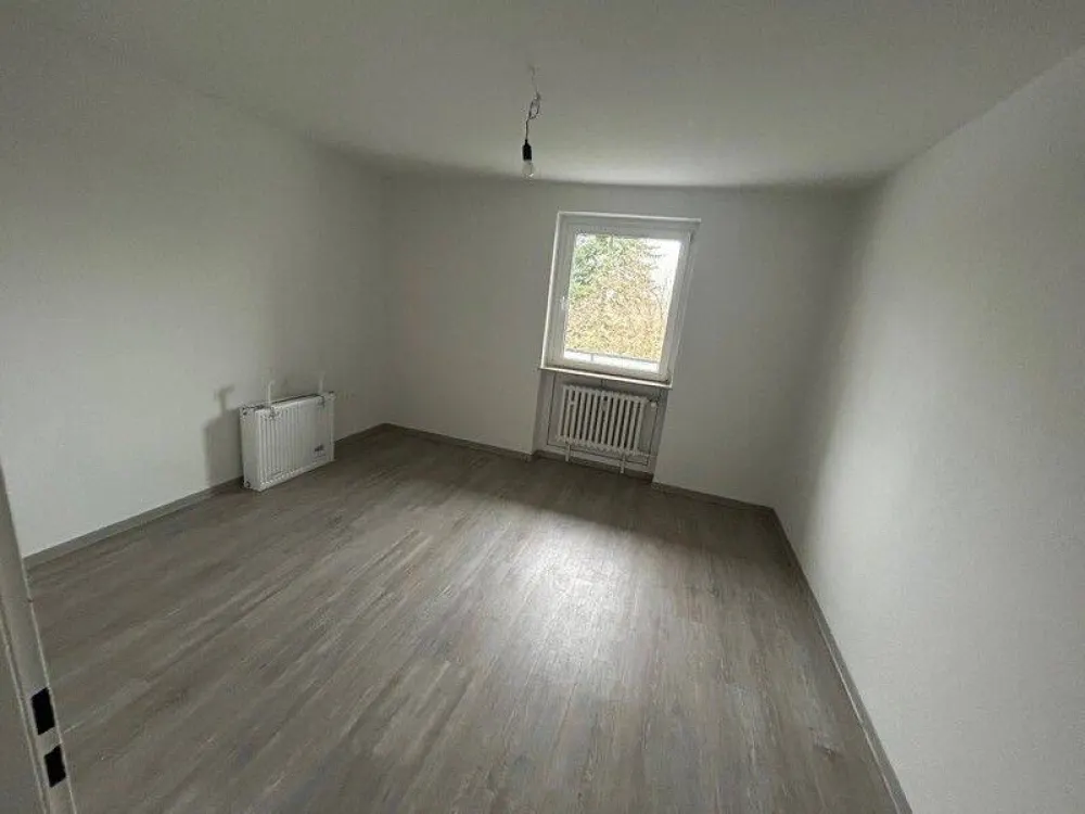 Ansprechende 3-Zimmer-Wohnung mit Wand und Bodenbelag