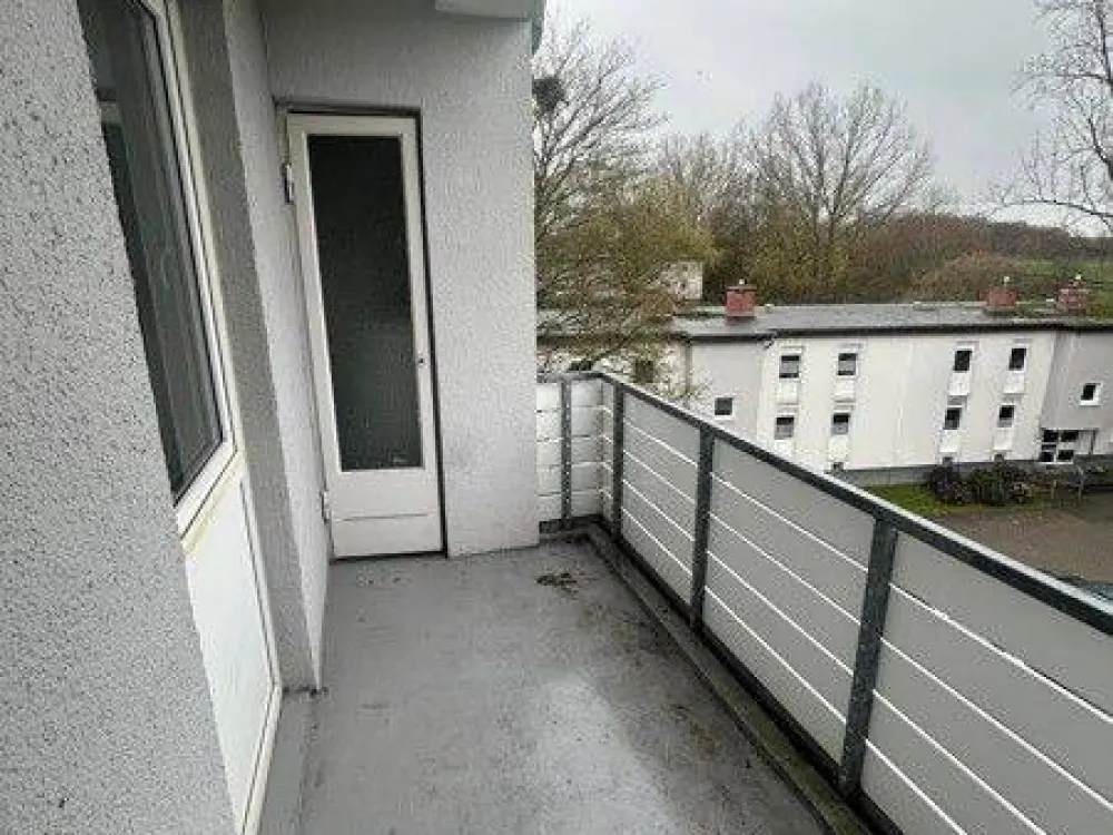 Ansprechende 3-Zimmer-Wohnung mit Wand und Bodenbelag