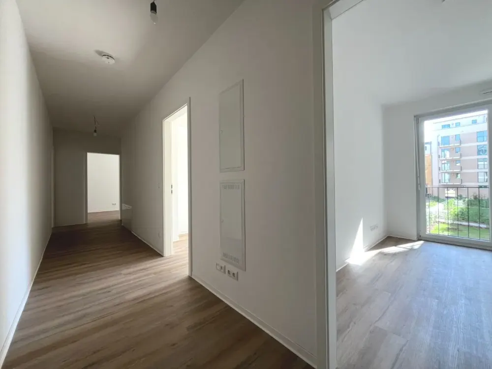 New Build: Stylish 4-Room Apartment with Daylight Bathroom, Bathtub, Loggia and Balcony in Zentrum-Ost