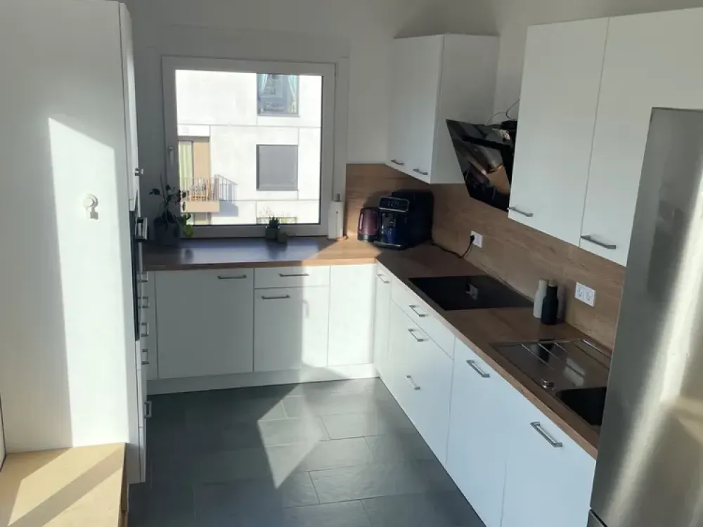 Charmante 5-Zimmer Wohnung mit Loggia und zwei Badezimmer -- Übernahme EBK möglich