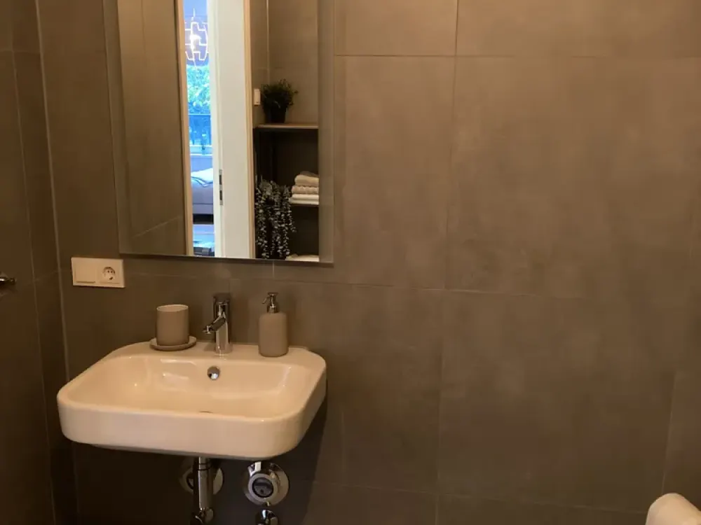 Stilvolle 2-Zimmer-Wohnung mit Balkon, gehobener Ausstattung im Schillerkiez