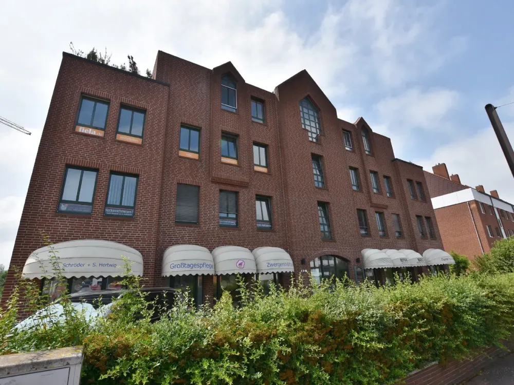 KUNZE: Spacious Apartment with Versatile Layout and View of Greenery, Suitable for Shared Flats