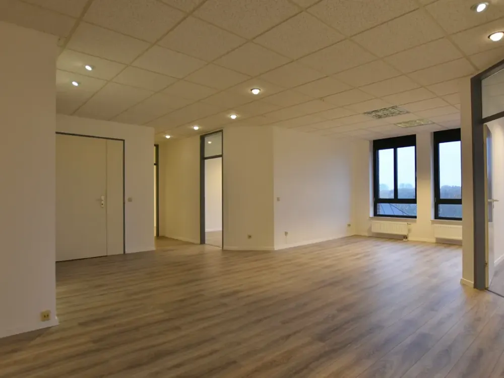 KUNZE: Spacious Apartment with Versatile Layout and View of Greenery, Suitable for Shared Flats