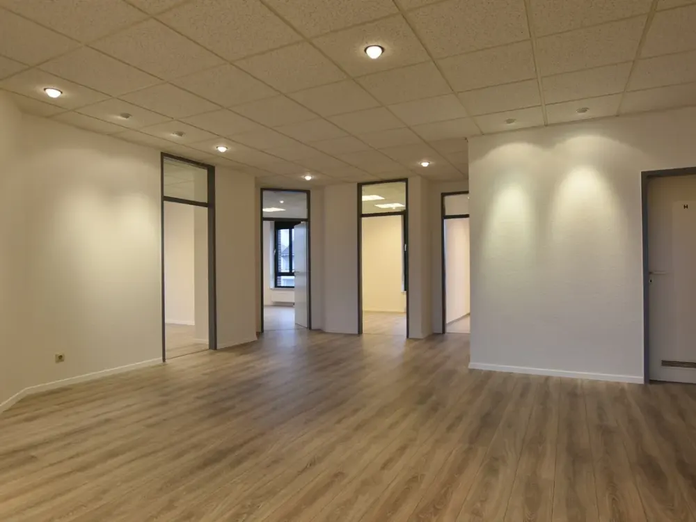 KUNZE: Spacious Apartment with Versatile Layout and View of Greenery, Suitable for Shared Flats