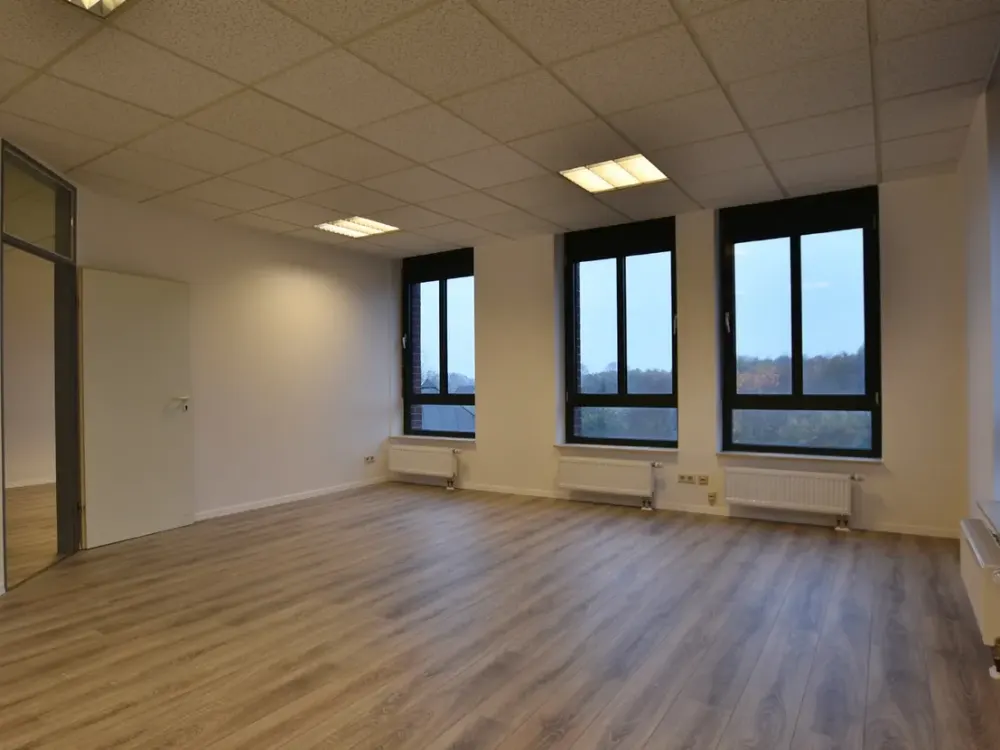 KUNZE: Spacious Apartment with Versatile Layout and View of Greenery, Suitable for Shared Flats