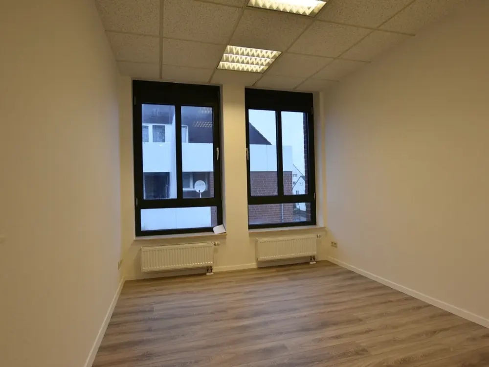 KUNZE: Spacious Apartment with Versatile Layout and View of Greenery, Suitable for Shared Flats