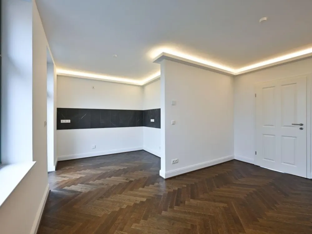Ganz oben! + Erstbezug mit Parkett & Fußbodenheizung + Balkon + Wanne & Dusche + LED-Licht