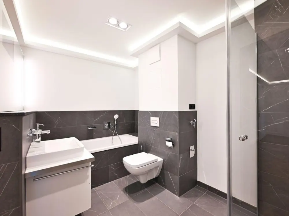 Ganz oben! + Erstbezug mit Parkett & Fußbodenheizung + Balkon + Wanne & Dusche + LED-Licht
