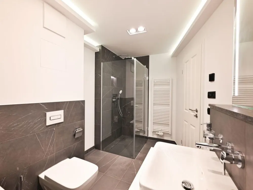 Ganz oben! + Erstbezug mit Parkett & Fußbodenheizung + Balkon + Wanne & Dusche + LED-Licht