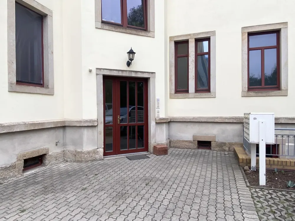 Beautiful bright 2-room apartment in Striesen with fitted kitchen